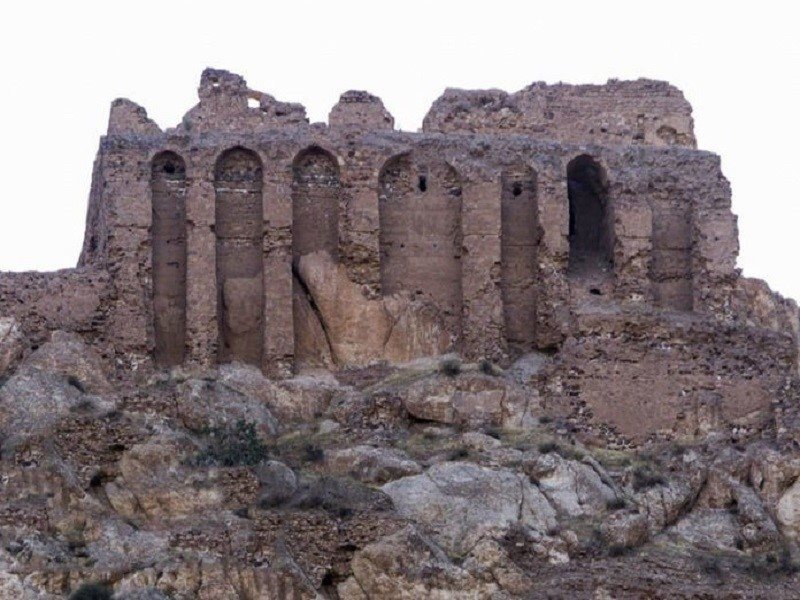 نمای نزدیک از قلعه دختر ساوه